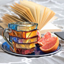 Lade das Bild in den Galerie-Viewer, 3D-Leseglück-Tasse mit dekorativem Buchdesign