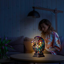 Lade das Bild in den Galerie-Viewer, LeuchtLöwe - handgefertigte Lampe, die Herzen erstrahlen lässt