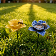Lade das Bild in den Galerie-Viewer, Handgefertigte Bienenblüten-Tränken – Wetterfeste Keramik, Set (2)
