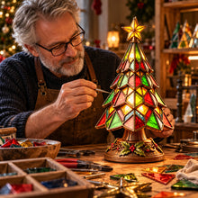 Carica l'immagine nel visualizzatore di Gallery, WeihnachtsGlanz – leuchtender Weihnachtsbaum im Buntglas-Stil