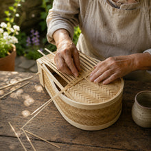 Lade das Bild in den Galerie-Viewer, Wildbienenhotel „Gartenfreund" – Handgeflochten aus Bambus & Hartholz