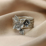 Anello a strati con fiore vintage – Brillantezza argentata